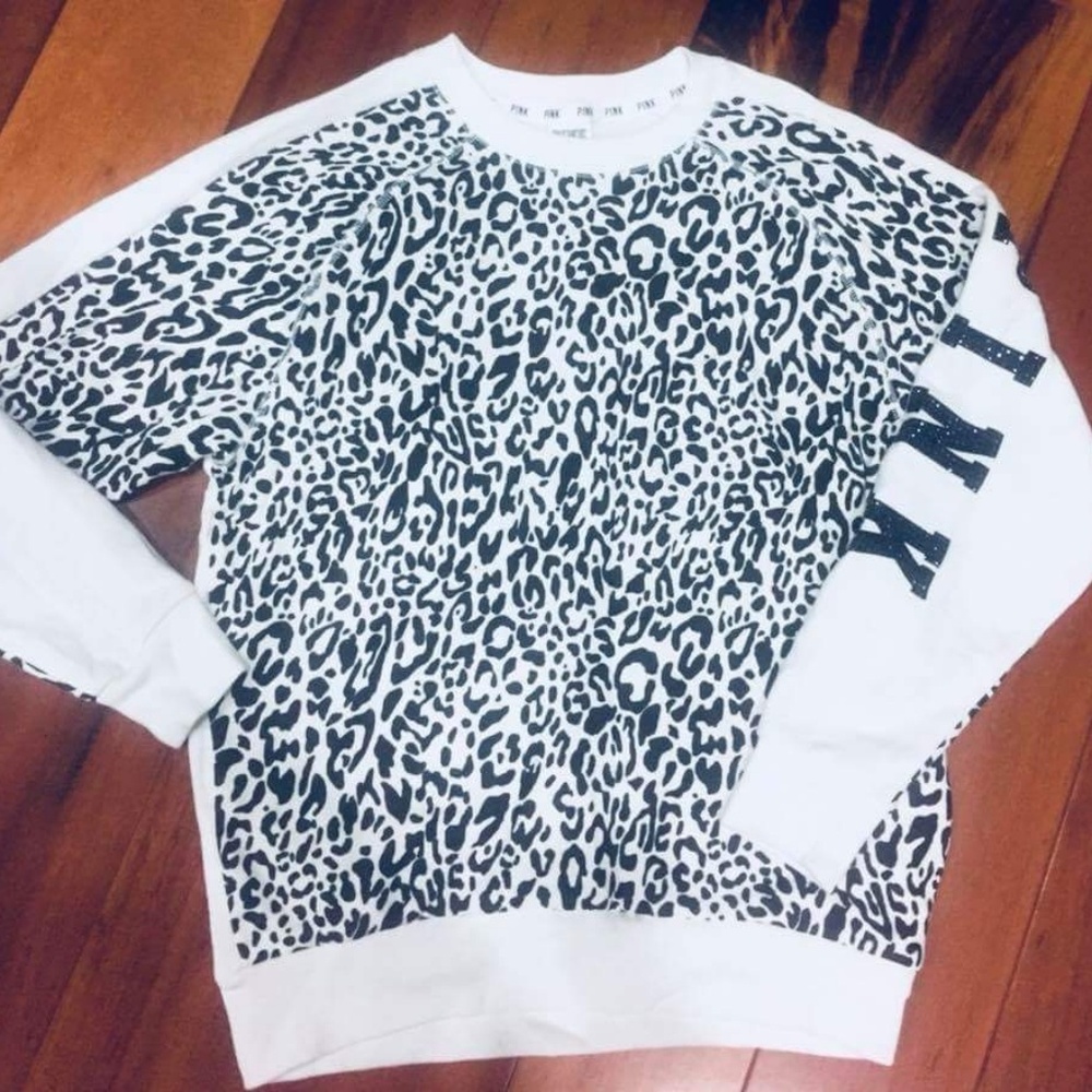 Snow leopard bling pull over